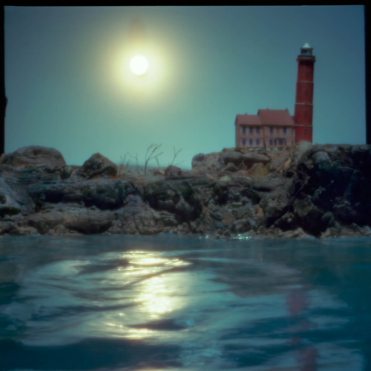 Anleitung zum Austausch der Sonne, wenn Sie erlischt - pinhole photography 6x6 - Kodak Ektar 100 - 1 of 6 - by Sebastian Grochocki